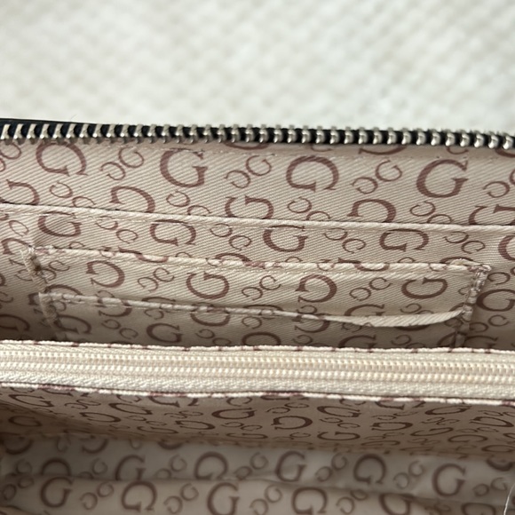 Guess Crossbody Purse - Picture 7 of 8